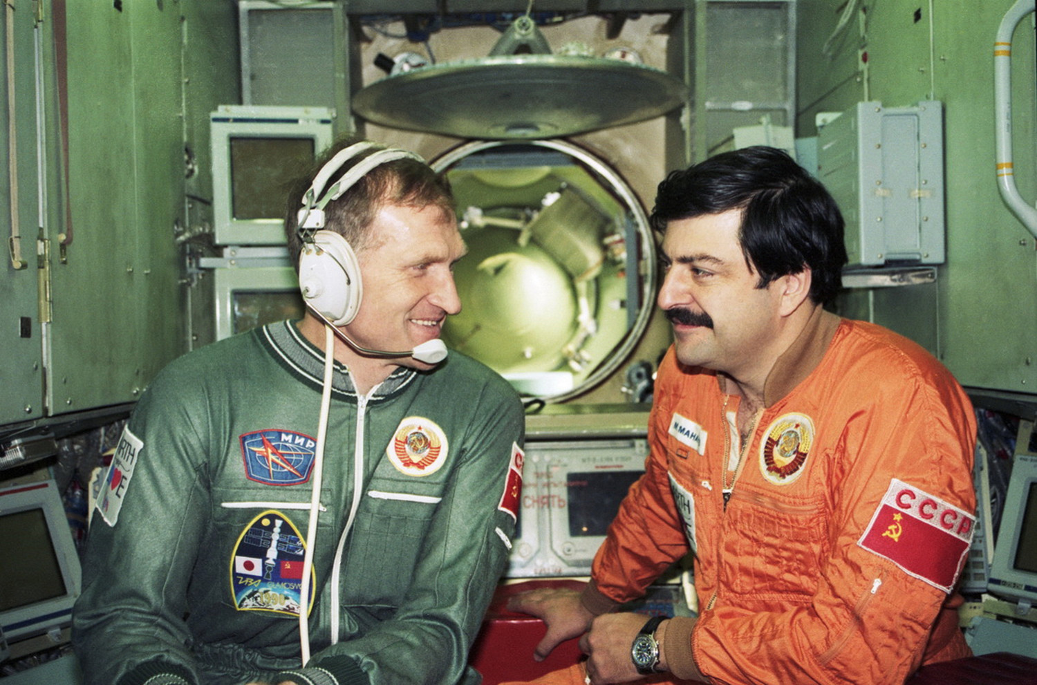 Космонавт совершивший самый длинный полет. Муса Хираманович Манаров космонавт. Муса Манаров полет.