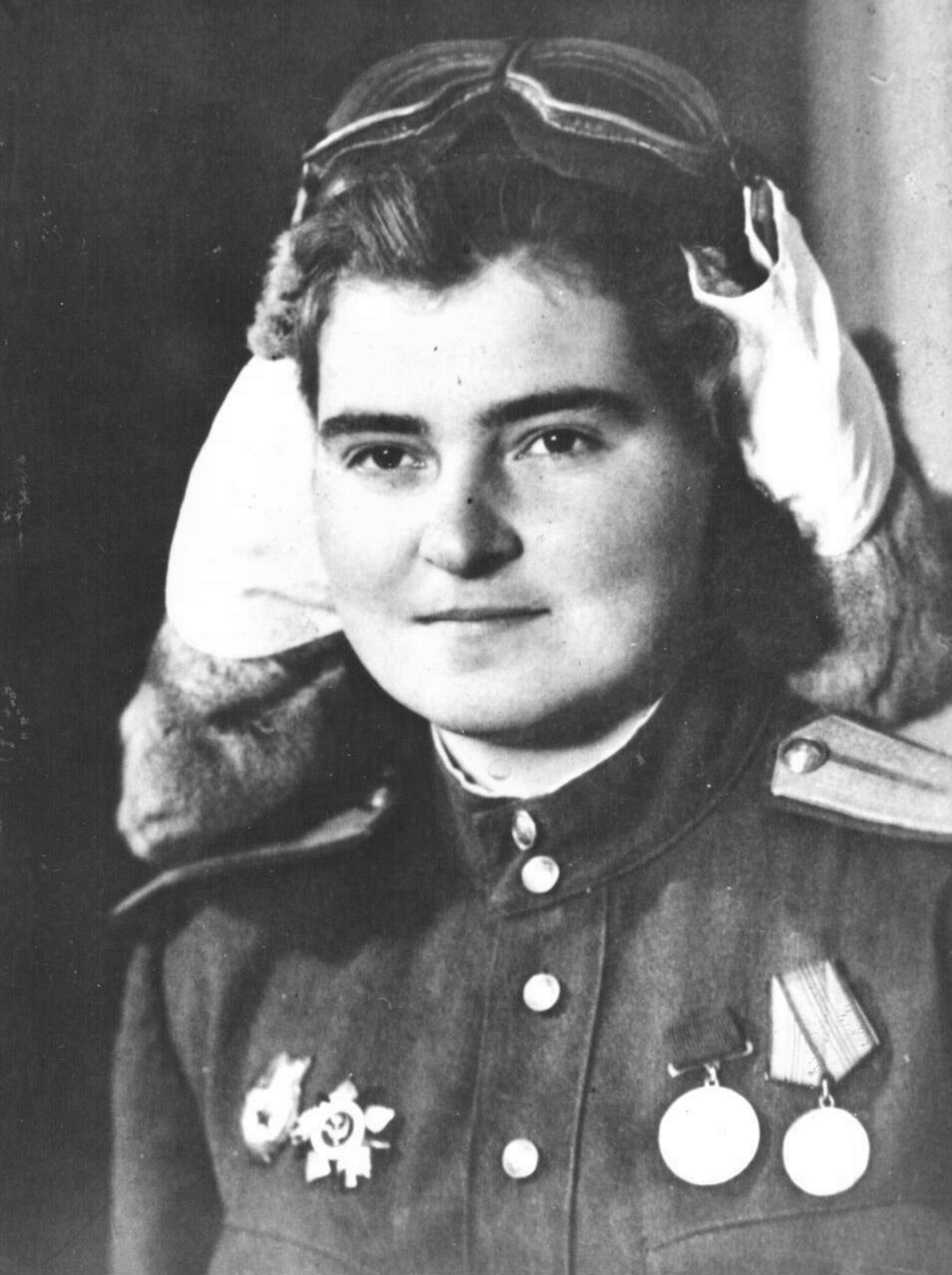 Летчица Попова герой советского. Женщина летчица герой советского союза