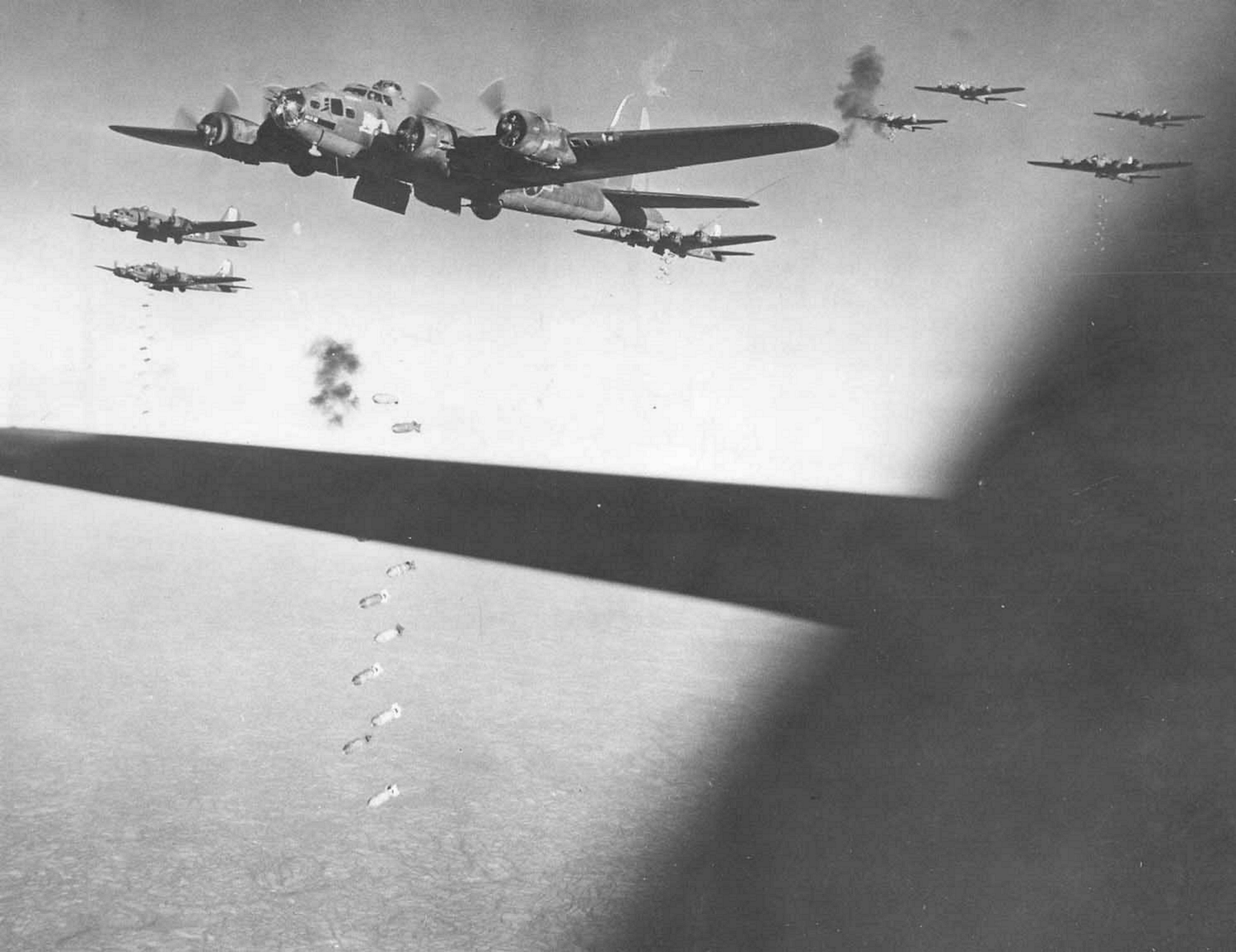 Бомбардировки второй мировой войны. Боинг b-17 1943. Бомбардировщик f 17. Бомбардировки Германии 1943-1945. Стратегические бомбардировки Германии в 1943 году.