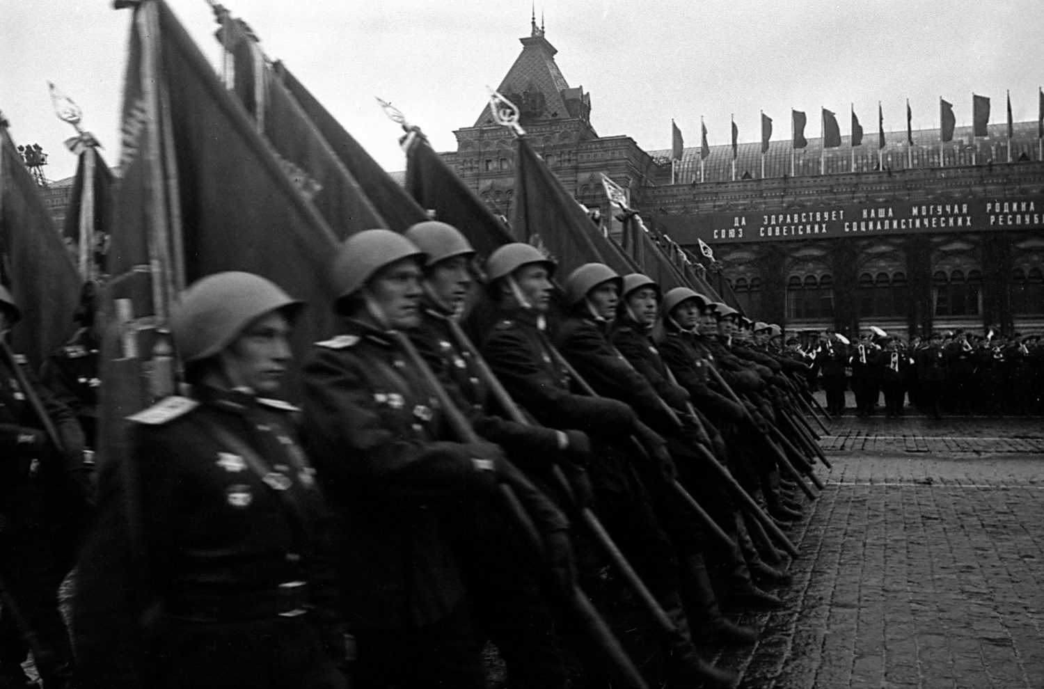 Фото сталина на параде победы 1945