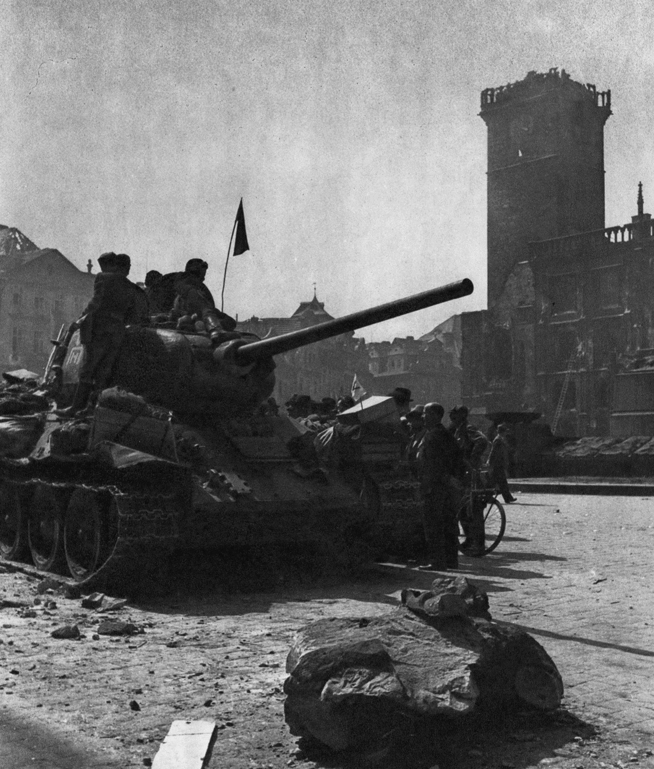 Танковые корпуса вов. Т 34 Прага 1945. Уральский танковый добровольческий корпус танки т 34. Танк т 34 1945 года.