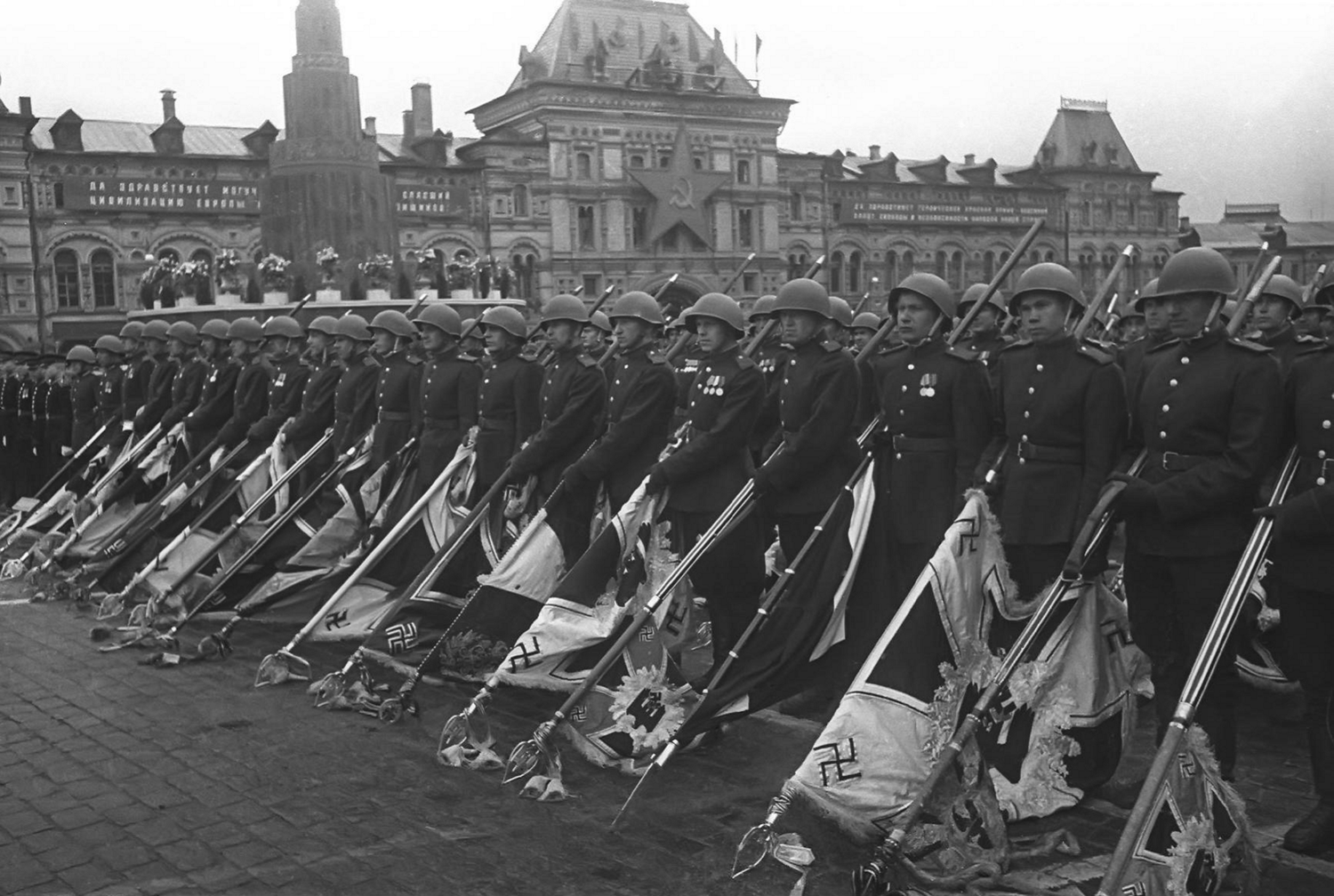 24 июня 20 года. Первый парад Победы 24 июня 1945 года. Парад Победы 1945 мавзолей. Самсонов парад Победы 1945. Рокоссовский на параде Победы 1945.