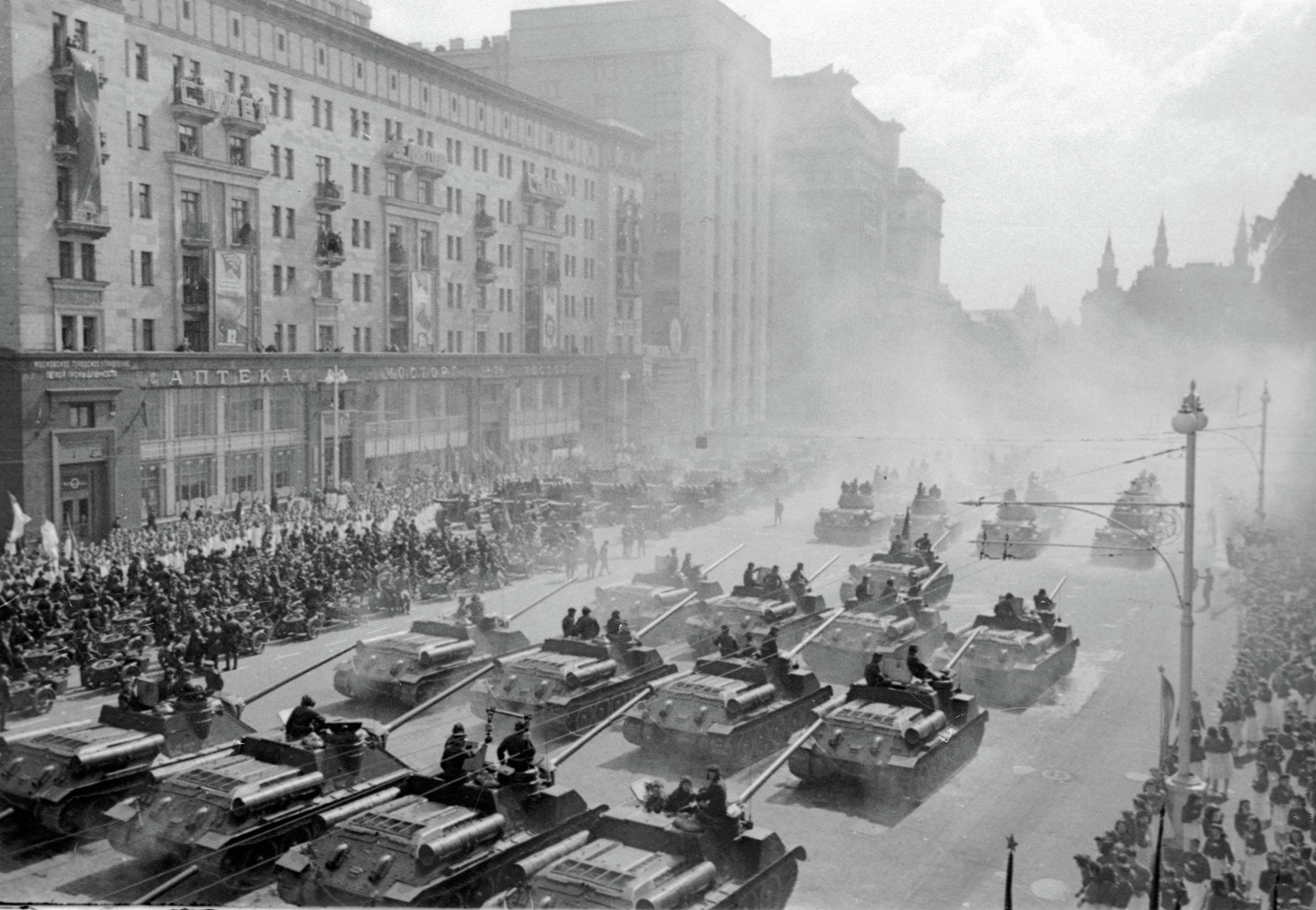 24 июня 20 года. 24 Июня парад Победы в Москве 1945. Парад 9 мая 1945 года на красной площади. Парад 24 июня 1945 года в Москве на красной площади.